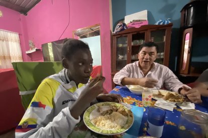 Comiendo caldo de pata.