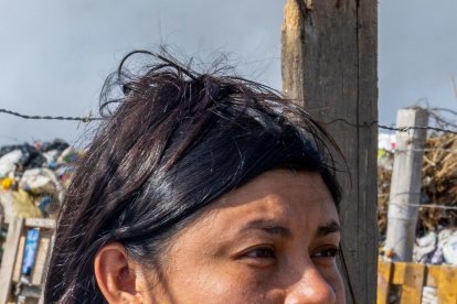 Cuando compré el terreno, nadie me dijo que no podíamos vivir aquí; si el Municipio me lo hubiera advertido, no estuviera viviendo en medio de las ratas”, Jéssica Ibarra, moradora