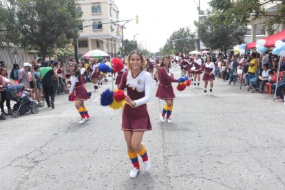 Los vecinos del barrio Garay disfrutaron con la intervención de las cachiporreras de los colegios.