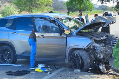 El carro se estrelló en un árbol tras la balacera.