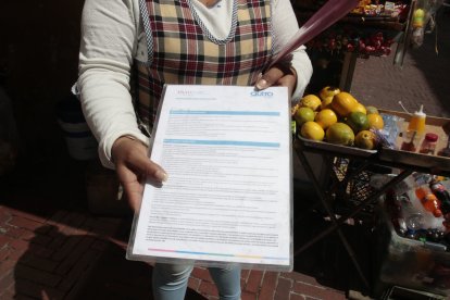 Muchos comerciantes esperan años por los permisos.