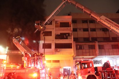 Instantes en que el inmueble de la avenida Olmedo se incendiaba, el 6 de junio.