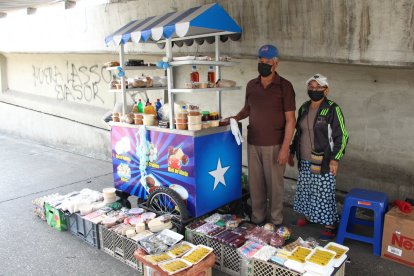 Ahora, luego de intervención municipal, en una carreta presentan sus productos.