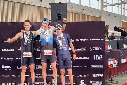 Andy Poots (c) ganó el triatlón escoltado por Kevin Collington y Fernando Toldi.