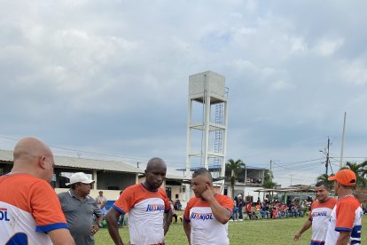 El ex-Emelec Franklin Corozo y Wacho Maquilón, planficando cómo sería el toque final.