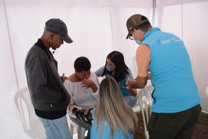 Personal de la Secretaría de Derechos Humanos daba contención a familiares de los reos.