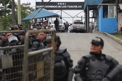 La policía resguardaba la zona penitenciaria la mañana de ayer.