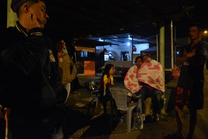 La noche del lunes, parientes de los internos durmieron afuera del recinto carcelario.