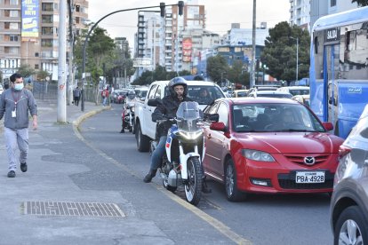En la avenida Seis de Diciembre y Naciones Unidas, un motociclista aprovecha un espacio para adelantarse a los autos por la derecha. Es una maniobra peligrosa.