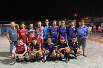 Los equipos de Furia Blanca (azul) y Chilcales (rojo) participantes del torneo.