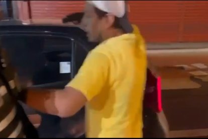 El sujeto que apuntó con un arma de fuego al agente de tránsito sería ‘pana’ de los R7.