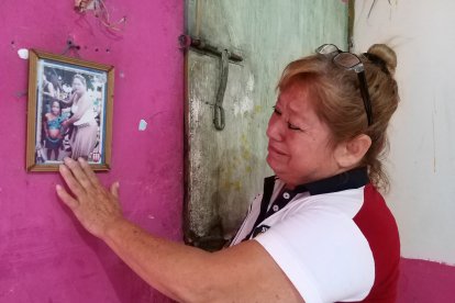 Gardenia Gómez toca con su mano izquierda la foto donde aparece junto a Sarai, quien es bailarina de danza y ballet desde los cuatro años.