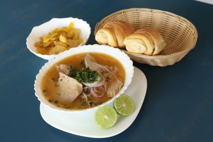 El plato costeño se lo acompaña con pan y chifles.