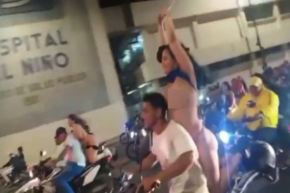 El hecho fue captado por alguien que siguió de cerca la caravana.