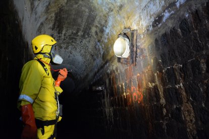 Dentro de los túneles se inspecciona el estado de paredes y techos.