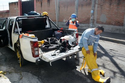 Es necesario  colocarse todo el equipo de protección, debido al riesgo biológico.
