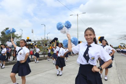 Varios colegios 'engalanaron' las calles del norte de la urbe.