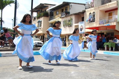 Las niñas quisieron bailar danza folclórica por iniciativa propia.
