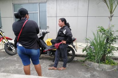 Algunos familiares de las víctimas mortales acudieron hasta la morgue.