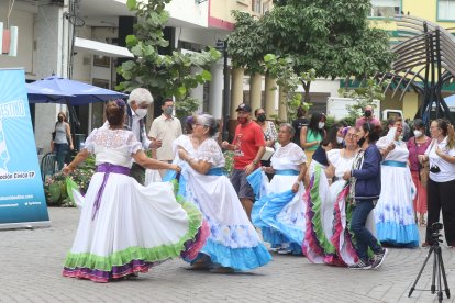En esta vía se realizaron diversas actividades por las fiestas.