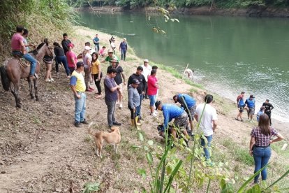 A orillas del río Daule se hizo otra búsqueda. Decenas de personas se sumaron a esta labor.
