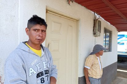 Un hijo de la herida acude diariamente al hospital para conocer el estado de su madre.