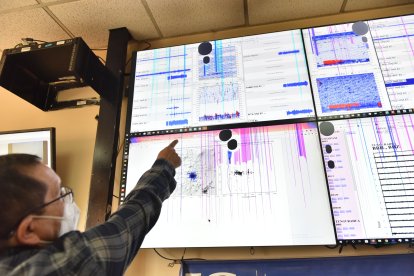 En el Instituto Geofísico de la Escuela Politécnica Nacional muestran las réplicas y magnitud de los sismos.