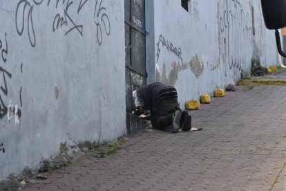 Los indigentes ingresan a la propiedad por un hueco que hicieron en la puerta.