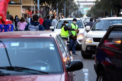 Entre los cuidadores se disputan los espacios de parqueo desde las 17:00.