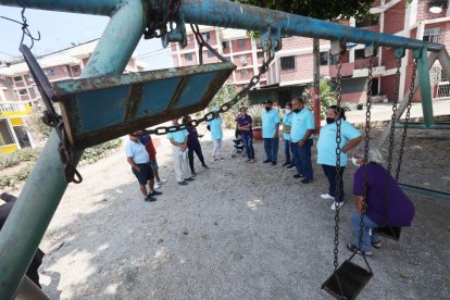 Los residentes de los bloques están cansados de  esperar la regeneración de su sector. Dicen que el Municipio ha incumplido su promesa.