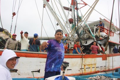 El pescador Christian Muñoz, quien labora en el barco JV III, halló la rara especie.