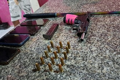 Parte de las evidencias encontradas en poder de los capturados.