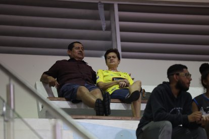 Patricia Buenaño (d) y su esposo Luis Nay disfrutaron el juego en el coliseo Abel Jiménez.