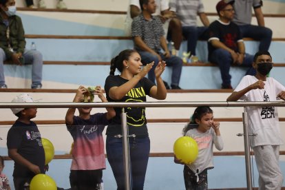 Dikely Villanueva aprovechó el juego para reencontrarse con su familiar Juan Fernández.