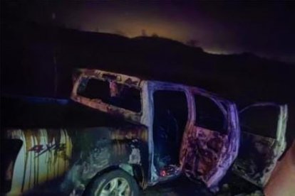 La Policía verifica si la camioneta quemada que hallaron en un barranco está relacionada a triple asesinato.