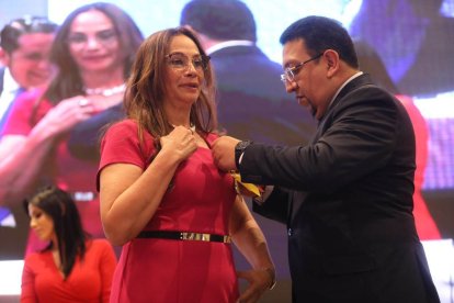 Pierina Correa recibió la presea por parte de Virgilio Saquicela, presidente de la  Asamblea.