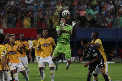 El delantero Ismael Blanco terminó atajando en Barcelona, tras la expulsión de los dos goleros del Ídolo.