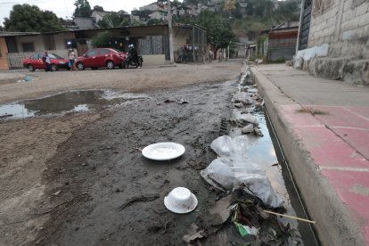 La mayor parte del agua sucia se queda en este pedazo de calle, justo frente al parque de la zona.