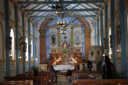 La iglesia está  abierta todo el día para los feligreses.