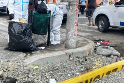 Policías inspeccionaron los desechos.