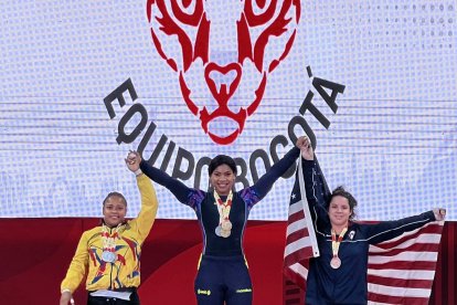 Angie Palacios en el podio del Panamericano en el que también impuso récord en envión.