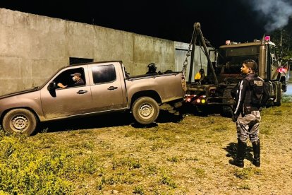 La camioneta abandonada que encontraron luego del ataque.