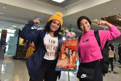 Neisi y Angie Palacios posaron felices para las fotos que les pedían sus fans.