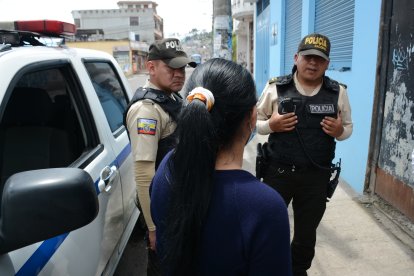 La madre con los policías.