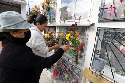 En cada visita, la madre bendice la tumba de su hijo.