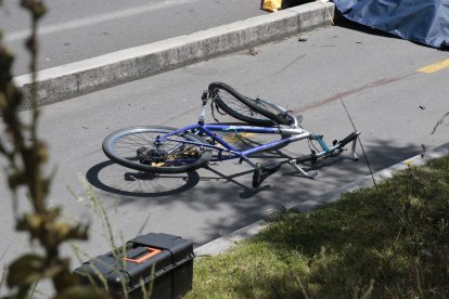 La bicicleta dañada.