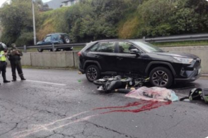 Un vehículo negro está involucrado.