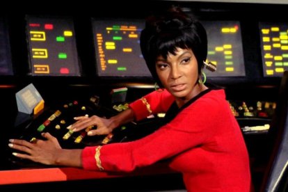 La actriz encarnando el papel de Uhura