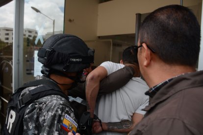 Detenidos en el caso de Nazareno son trasladados a la unidad de flagrancias de Quitumbe.