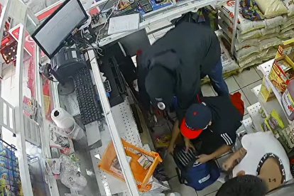 Los individuos quedaron grabados en el sistema de vigilancia de la tienda.